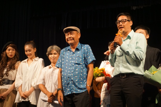 NSND Việt Anh nghẹn ngào khi học trò diễn Những người khốn khổ - Ảnh 3.