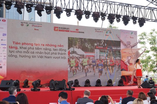 Techcombank lan tỏa tinh thần vượt trội: Từ “Làng Marathon” đến đường chạy đẳng cấp quốc tế - Ảnh 4.