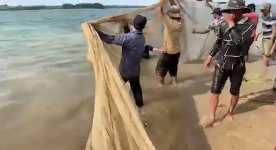 Người dân kéo lưới tìm thấy thi thể người đàn ông ở hồ Trị An - Ảnh 2.