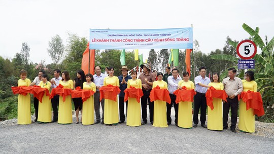 Nguyên Chủ tịch nước Trương Tấn Sang dự khánh thành 17 cầu nông thôn ở Long An - Ảnh 4.