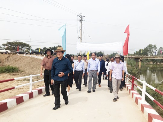 Nguyên Chủ tịch nước Trương Tấn Sang dự khánh thành 17 cầu nông thôn ở Long An - Ảnh 1.