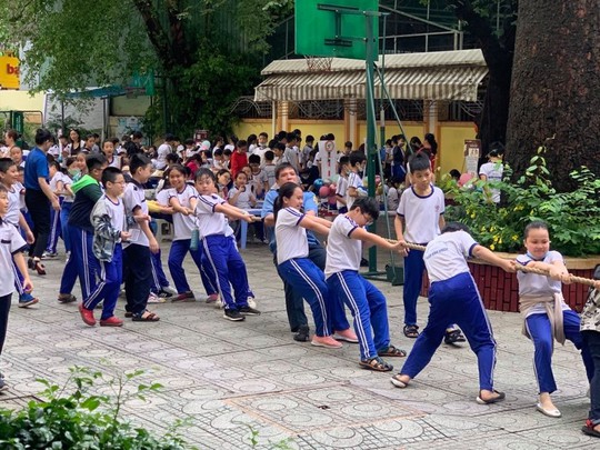 Trường Tiểu học Nguyễn Bỉnh Khiêm: Học sinh nhảy sạp, ném còn... ngay sân trường - Ảnh 5.