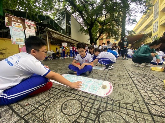 Trường Tiểu học Nguyễn Bỉnh Khiêm: Học sinh nhảy sạp, ném còn... ngay sân trường - Ảnh 9.