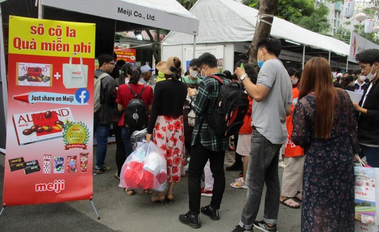 Xếp hàng dài chờ thưởng thức bò tuyết, sô cô la... tại Lễ hội Nhật - Việt - Ảnh 5.