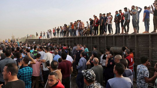Ai Cập: Tàu hỏa trật bánh kinh hoàng, dân xếp hàng hiến máu cứu người - Ảnh 3.