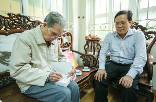Mai Vàng nhân ái thăm nhà văn Ma Văn Kháng, Nguyễn Khắc Trường và thắp hương tưởng nhớ nhà văn Nguyễn Huy Thiệp - Ảnh 4.