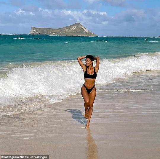 Ca sĩ Nicole Scherzinger quyến rũ với bikini bên bãi biển - Ảnh 4.