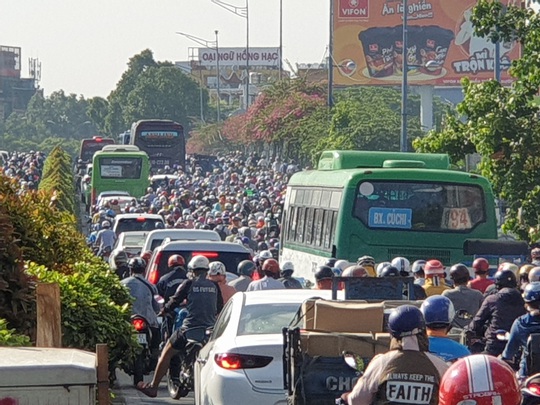 Điểm mặt hàng loạt tuyến đường “coi chừng” ùn tắc dịp lễ 30-4 - Ảnh 2.