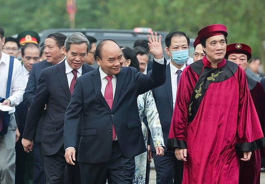CLIP: Chủ tịch nước Nguyễn Xuân Phúc dâng hương tưởng niệm các vua Hùng - Ảnh 4.