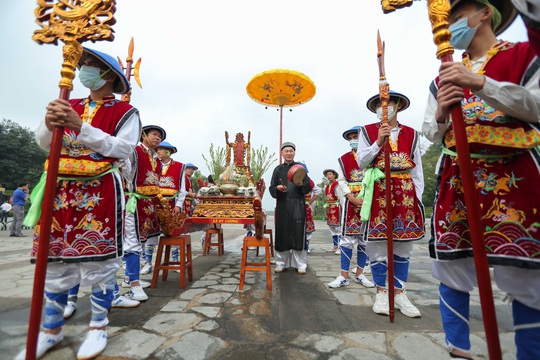 CLIP: Chủ tịch nước Nguyễn Xuân Phúc dâng hương tưởng niệm các vua Hùng - Ảnh 3.