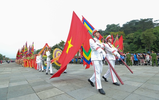 CLIP: Chủ tịch nước Nguyễn Xuân Phúc dâng hương tưởng niệm các vua Hùng - Ảnh 6.