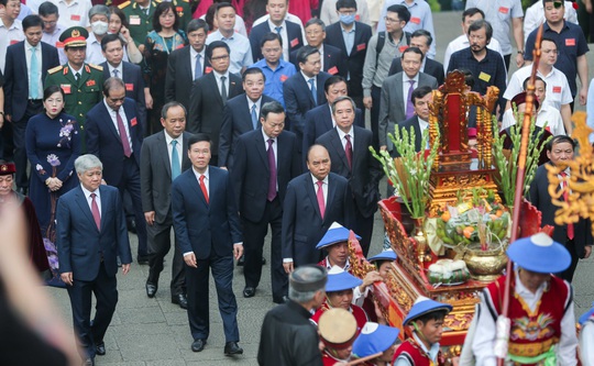 CLIP: Chủ tịch nước Nguyễn Xuân Phúc dâng hương tưởng niệm các vua Hùng - Ảnh 12.