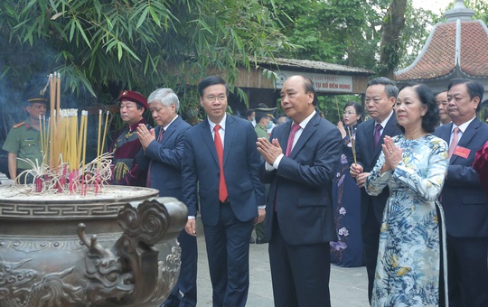 CLIP: Chủ tịch nước Nguyễn Xuân Phúc dâng hương tưởng niệm các vua Hùng - Ảnh 2.