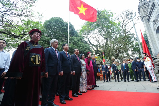 CLIP: Chủ tịch nước Nguyễn Xuân Phúc dâng hương tưởng niệm các vua Hùng - Ảnh 13.
