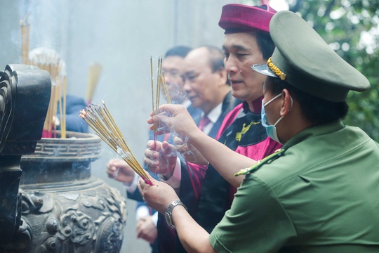 CLIP: Chủ tịch nước Nguyễn Xuân Phúc dâng hương tưởng niệm các vua Hùng - Ảnh 16.