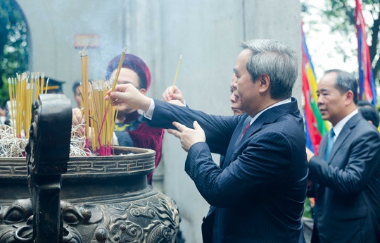 CLIP: Chủ tịch nước Nguyễn Xuân Phúc dâng hương tưởng niệm các vua Hùng - Ảnh 17.