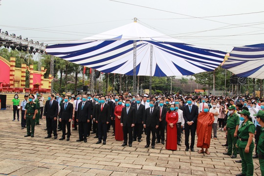 Bí thư Nguyễn Văn Nên dâng hương tại Đền Tưởng niệm các Vua Hùng - Ảnh 3.