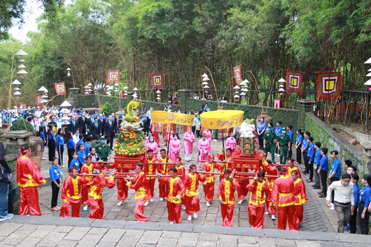 Bí thư Nguyễn Văn Nên dâng hương tại Đền Tưởng niệm các Vua Hùng - Ảnh 4.