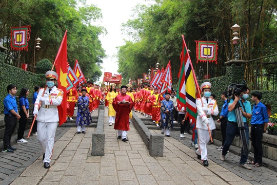 Bí thư Nguyễn Văn Nên dâng hương tại Đền Tưởng niệm các Vua Hùng - Ảnh 6.