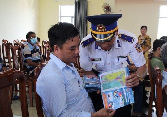 Báo Người Lao Động trao 2.000 lá cờ Tổ quốc cho ngư dân Đà Nẵng - Ảnh 8.