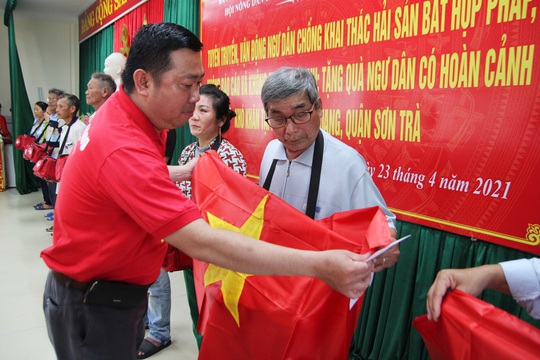 Báo Người Lao Động trao 2.000 lá cờ Tổ quốc cho ngư dân Đà Nẵng - Ảnh 6.