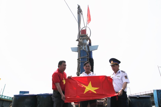 Báo Người Lao Động trao 2.000 lá cờ Tổ quốc cho ngư dân Đà Nẵng - Ảnh 1.