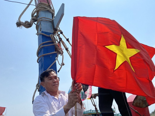 Báo Người Lao Động trao 2.000 lá cờ Tổ quốc cho ngư dân Đà Nẵng - Ảnh 3.