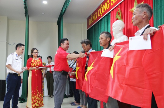 Báo Người Lao Động trao 2.000 lá cờ Tổ quốc cho ngư dân Đà Nẵng - Ảnh 5.