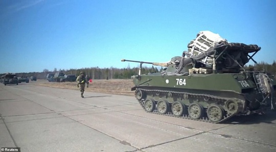 Clip: Nga tập trận rầm rộ trước khi rút quân khỏi biên giới Ukraine - Ảnh 11.
