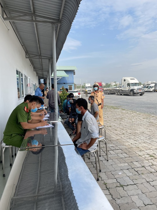 Toàn cảnh CSGT cùng cảnh sát hình sự, ma túy chốt chặn ở cảng Phú Hữu - Ảnh 2.