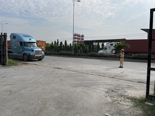 Toàn cảnh CSGT cùng cảnh sát hình sự, ma túy chốt chặn ở cảng Phú Hữu - Ảnh 1.