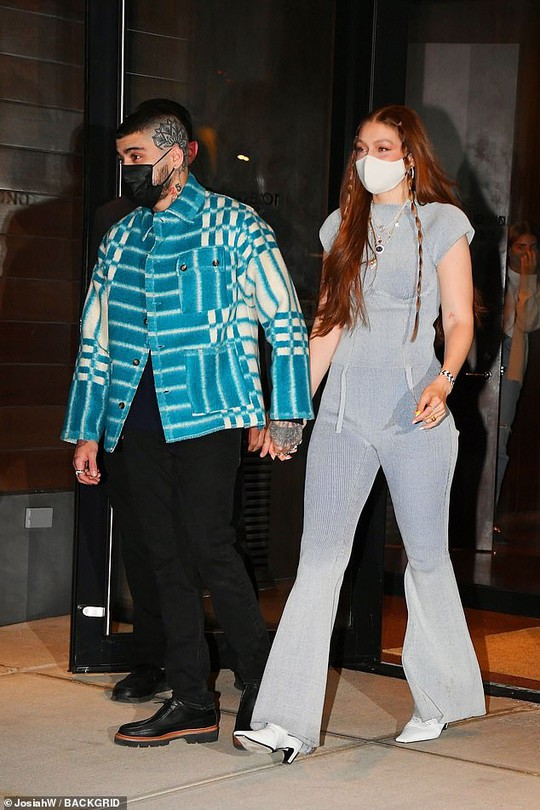 Siêu mẫu Bella Hadid khéo léo khoe vòng một đầy đặn - Ảnh 4.