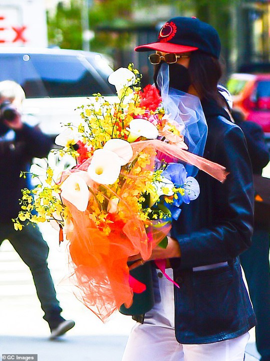 Siêu mẫu Bella Hadid khéo léo khoe vòng một đầy đặn - Ảnh 8.