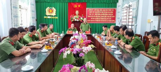 CLIP: Bắt nhanh tội phạm nguy hiểm, công an ở Kiên Giang được Công an Bình Dương thưởng “nóng” - Ảnh 3.