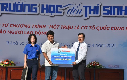 Báo Người Lao Động trao tặng ngư dân Bình Thuận 2.000 lá cờ Tổ quốc - Ảnh 1.