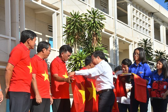 Báo Người Lao Động trao tặng ngư dân Bình Thuận 2.000 lá cờ Tổ quốc - Ảnh 2.