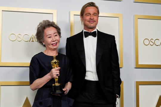 Oscar 2021: Brad Pitt bị trêu chọc, Daniel Kaluuya khiến gia đình “muối mặt” - Ảnh 3.
