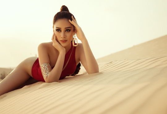 Hoa hậu Khánh Vân khoe hình ảnh nóng bỏng trên đồi cát - Ảnh 2.