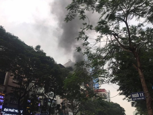 Cháy lớn tại nhà hàng Nét Huế đúng giờ tan tầm, giao thông ùn tắc kéo dài - Ảnh 2.