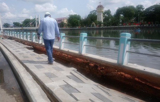 Mới chỉnh trang, kè sông Cà Ty - Bình Thuận tan nát sau cơn mưa - Ảnh 3.