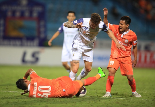 Hà Nội FC thất bại trước T.Bình Định ngay trên sân nhà Hàng Đẫy - Ảnh 2.