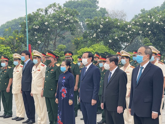 Lãnh đạo TP HCM dâng hoa, dâng hương Chủ tịch Hồ Chí Minh, các anh hùng liệt sĩ - Ảnh 2.