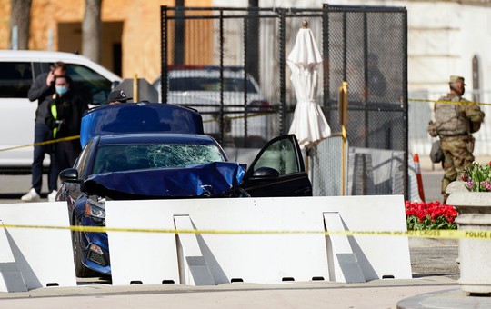 Lao xe vào hàng rào an ninh, giết chết cảnh sát Quốc hội Mỹ - Ảnh 1.