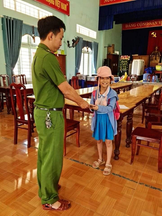 Nhặt được 20 triệu đồng, HS lớp 2 ở Quảng Nam có hành động bất ngờ - Ảnh 2.