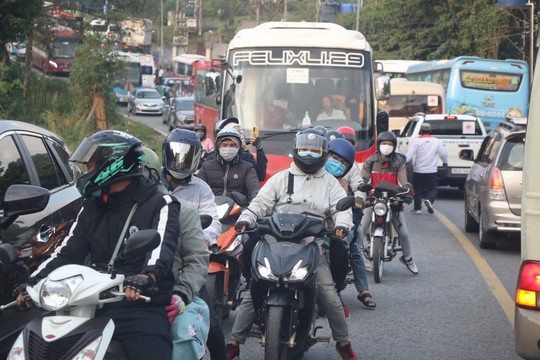 Đoàn đua xe đạp Cúp truyền hình TP HCM mắc kẹt trên đèo Bảo Lộc - Ảnh 1.