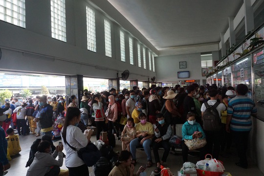 TP HCM: Ngày đầu nghỉ lễ, hàng trăm ngàn lượt khách đổ dồn về các bến xe - Ảnh 4.