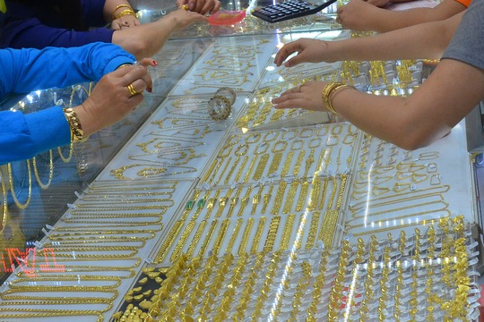 Giá vàng hôm nay 30-4: Giảm sốc, nhà đầu tư bán tới 23,4 tấn vàng - Ảnh 1. Giá vàng hôm nay 30-4: Giảm sốc, nhà đầu tư bán tới 23,4 tấn vàng - Ảnh 1.