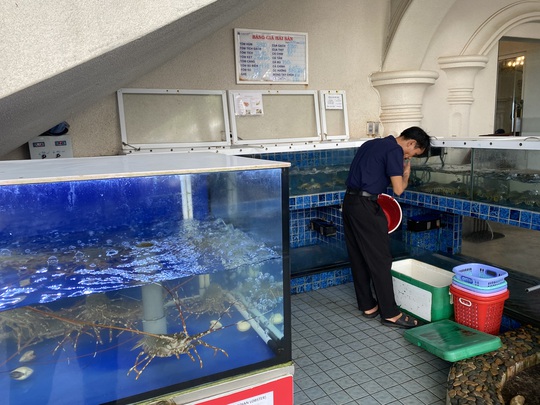 Du khách đổ về Bà Rịa - Vũng Tàu ăn hải sản, giá cả tăng vọt - Ảnh 1.