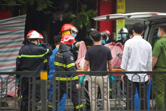 CLIP: Đưa thi thể nạn nhân vụ cháy làm 4 người tử vong ở Hà Nội ra ngoài - Ảnh 11.