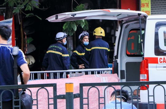 CLIP: Đưa thi thể nạn nhân vụ cháy làm 4 người tử vong ở Hà Nội ra ngoài - Ảnh 2.